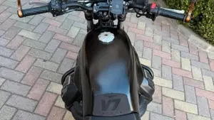 Moto Guzzi V7 Stone (2021 - 24)  (4)