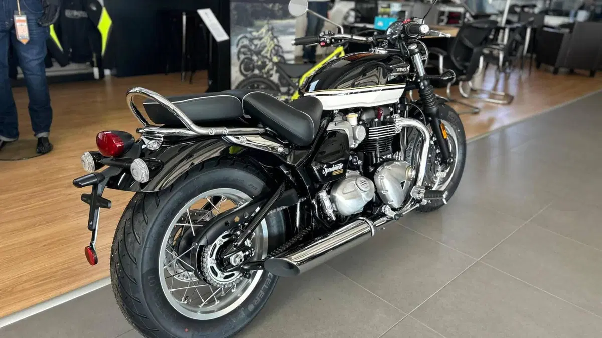 Triumph Bonneville Speedmaster 1200 (2026)  (2)