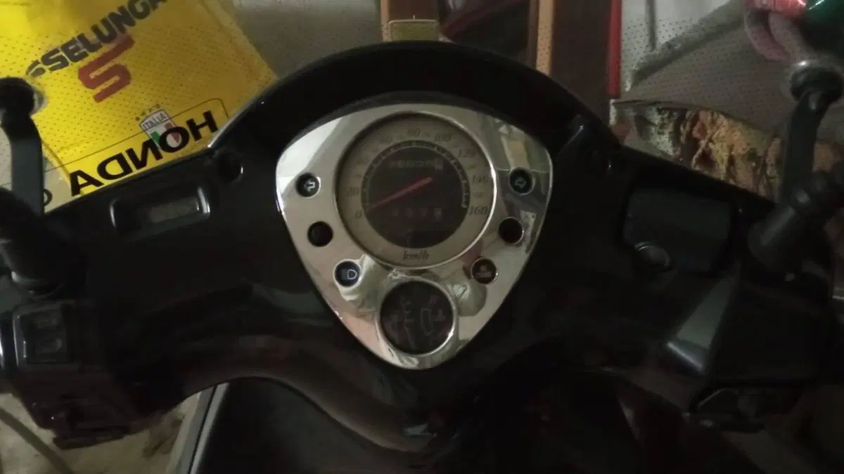 Honda @ 150 Two Tone (2001 - 04)  (2)