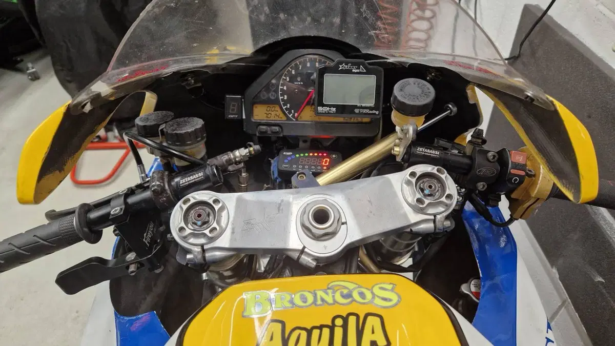 Honda CBR 1000 RR Fireblade (2004 - 05)  (2)