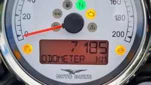 Moto Guzzi V9 Bobber (2016 - 18)  (5)