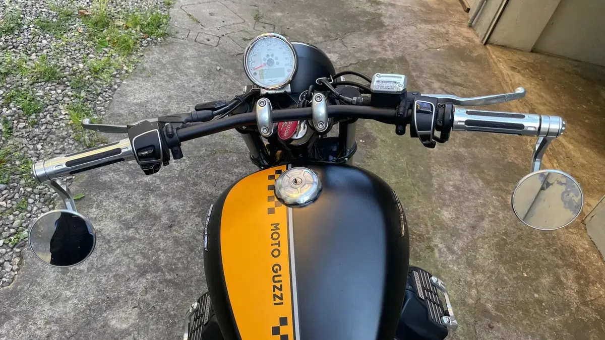 Moto Guzzi V9 Bobber (2016 - 18)  (2)