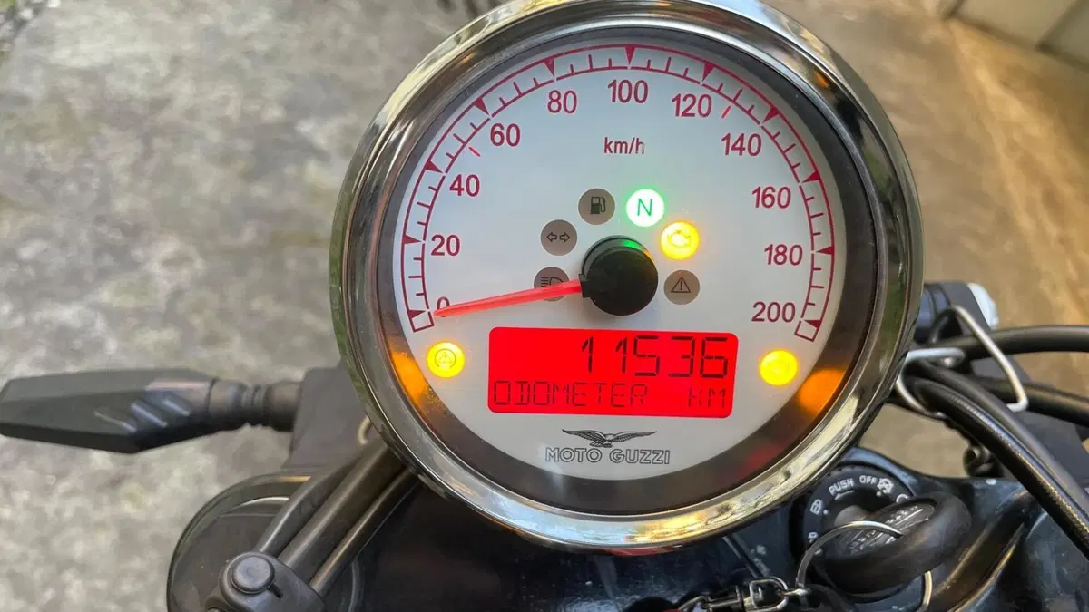 Moto Guzzi V9 Bobber (2016 - 18)  (3)