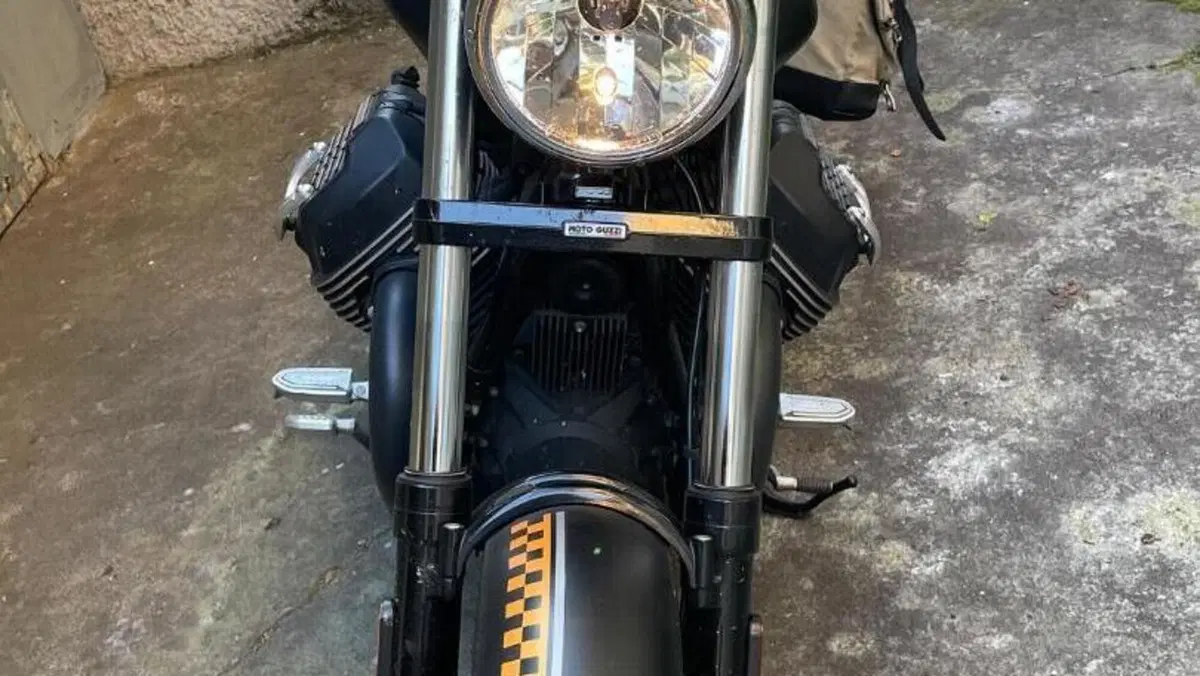 Moto Guzzi V9 Bobber (2016 - 18)  (4)