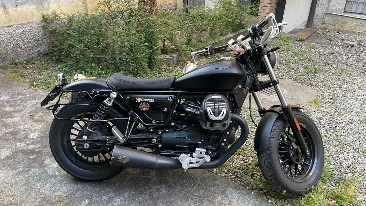 Moto Guzzi V9 Bobber (2016 - 18)  (5)