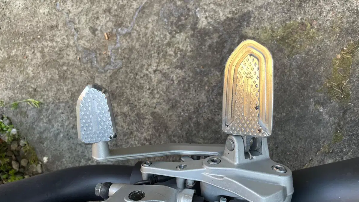 Moto Guzzi V9 Bobber (2016 - 18)  (7)