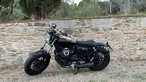 Moto Guzzi V9 Bobber (2016 - 18) 