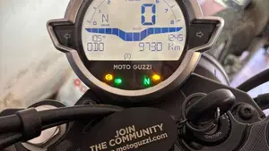Moto Guzzi V7 Stone (2021 - 24)  (2)