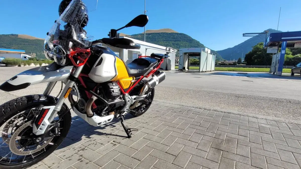 Moto Guzzi V85 TT Evocative Graphics (2021 - 23) 