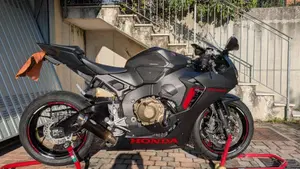Honda CBR 1000 RR Fireblade (2017 - 19)  (3)