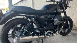 Moto Guzzi V7 II Stone (2015 - 17)  (4)
