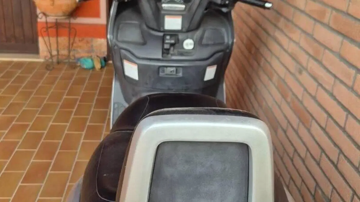 Suzuki Burgman AN 250 (1998 - 01)  (3)