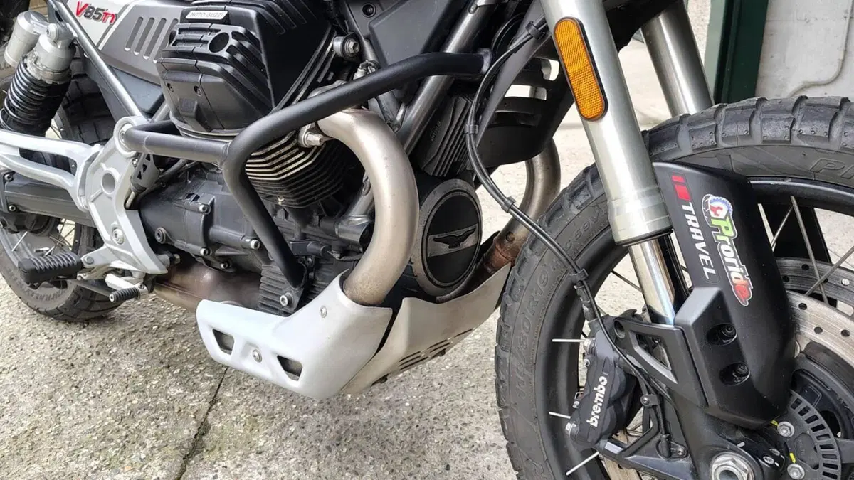 Moto Guzzi V85 TT Travel (2021 - 23)  (7)