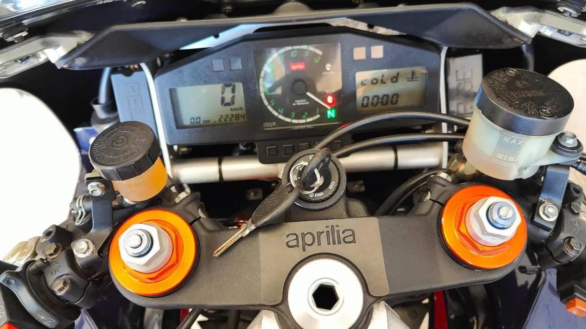 Aprilia RSV 1000 (1998 - 99)  (3)