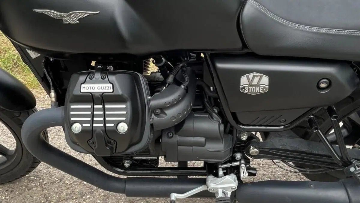 Moto Guzzi V7 Stone (2021 - 24)  (6)