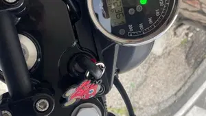 Moto Guzzi V7 III Rough (2018 - 20)  (4)