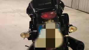 Moto Guzzi V9 Bobber (2018 - 20)  (3)