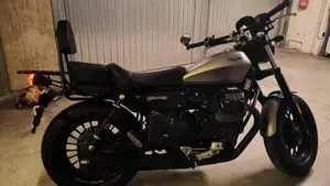 Moto Guzzi V9 Bobber (2018 - 20)  (4)