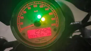 Moto Guzzi V9 Bobber (2018 - 20)  (7)