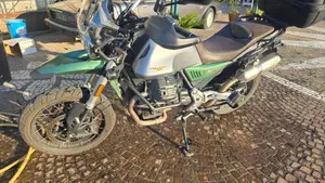 Moto Guzzi V85 TT Centenario (2021 - 22)  (2)