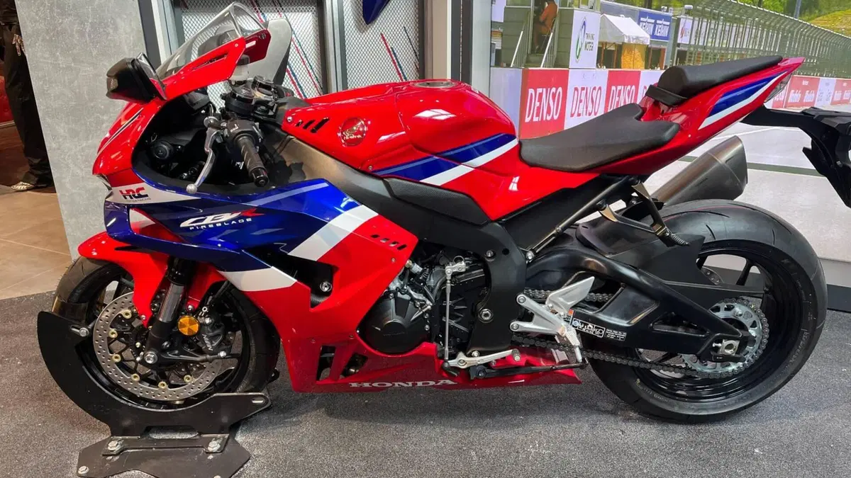 Honda CBR 1000 RR-R Fireblade (2024 - 26)  (2)