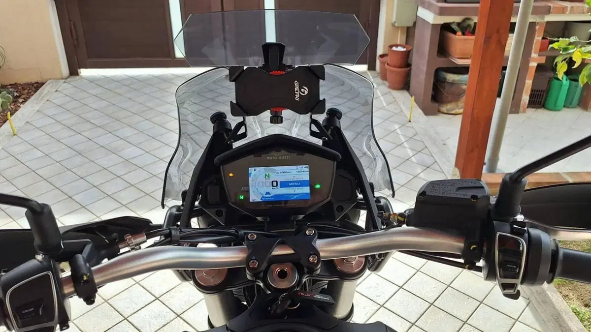Moto Guzzi V85 TT (2021 - 23)  (3)