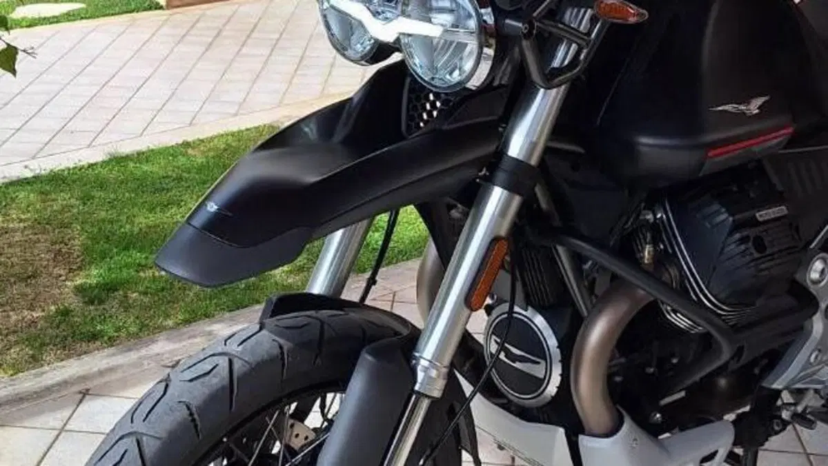 Moto Guzzi V85 TT (2021 - 23)  (4)