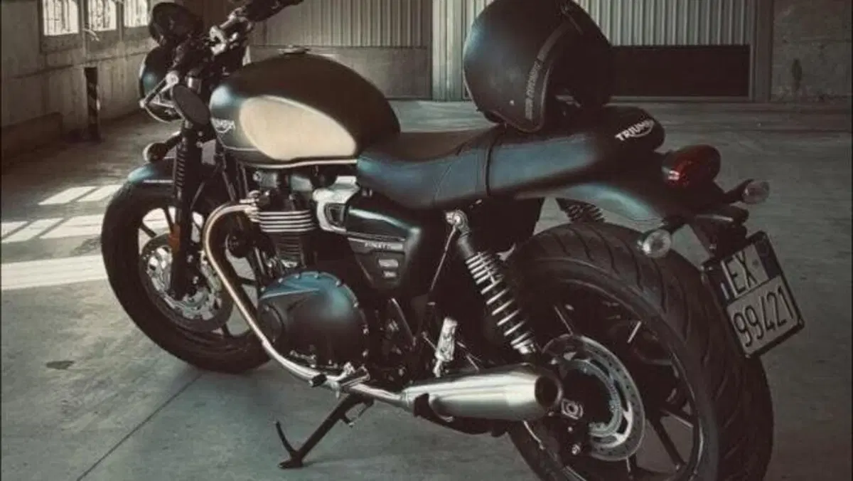 Triumph Street Twin 900 (2021 - 22)  (2)