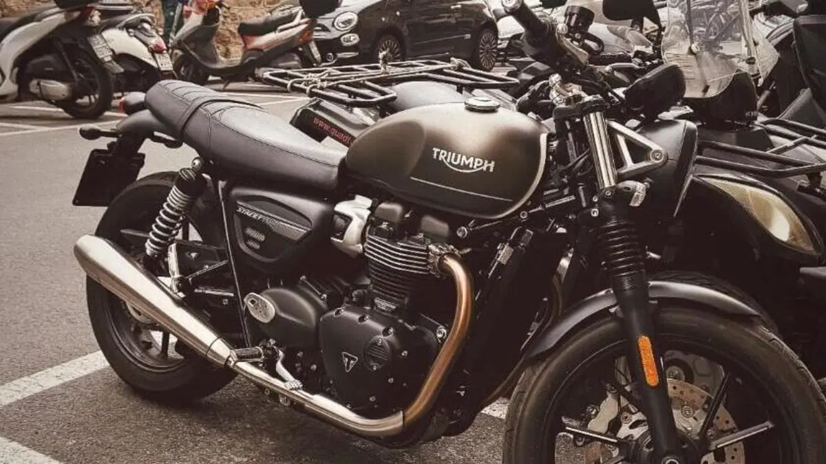 Triumph Street Twin 900 (2021 - 22)  (4)