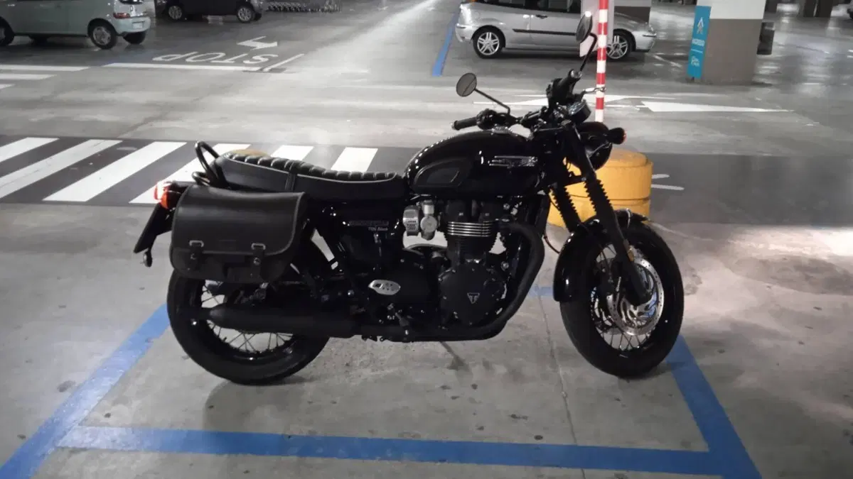 Triumph Bonneville T120 Black (2021 - 25)  (2)