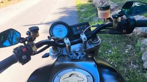 Ducati Monster 900 City Dark (1999 - 02)  (8)