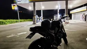 Ducati Monster 900 City Dark (1999 - 02)  (9)