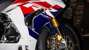Honda CBR 1000 RR-R Fireblade SP 30th Anniversary (2022 - 23)  (4)