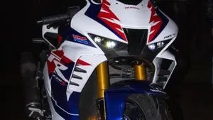 Honda CBR 1000 RR-R Fireblade SP 30th Anniversary (2022 - 23)  (6)