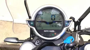 Moto Guzzi V7 Stone (2021 - 24)  (3)
