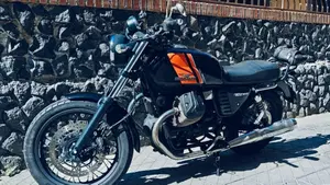 Moto Guzzi V7 II Special (2015 - 17)  (2)