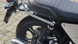 Moto Guzzi V7 III Milano (2018 - 20)  (13)
