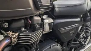 Triumph Street Twin 900 (2021 - 22)  (2)