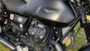 Moto Guzzi V7 Stone (2021 - 24)  (2)