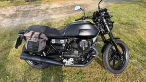 Moto Guzzi V7 Stone (2021 - 24)  (3)