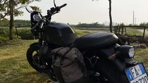 Moto Guzzi V7 Stone (2021 - 24)  (4)