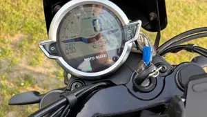 Moto Guzzi V7 Stone (2021 - 24)  (6)