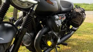 Moto Guzzi V7 Stone (2021 - 24)  (10)