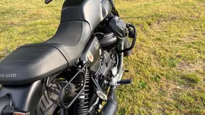 Moto Guzzi V7 Stone (2021 - 24)  (13)