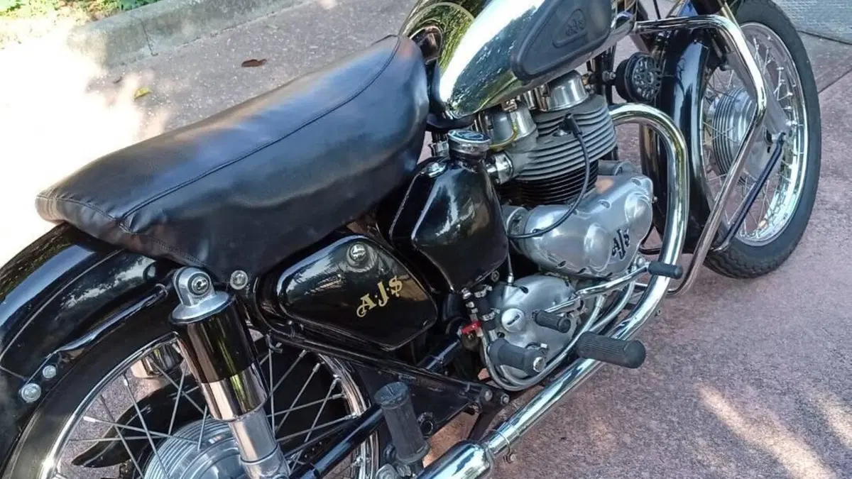 Ajs   (9)