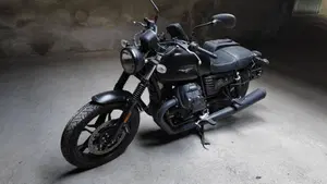 Moto Guzzi V7 III Stone (2017 - 20)  (3)