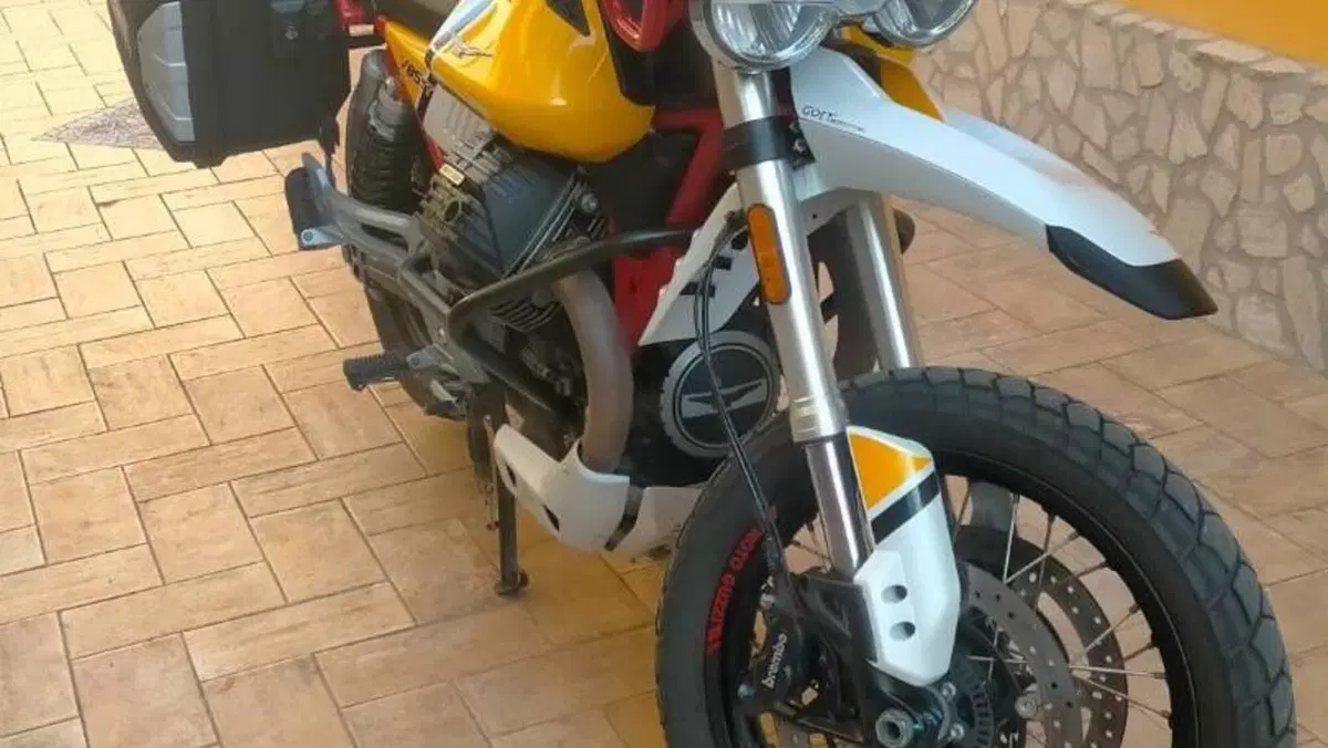 Moto Guzzi V85 TT Evocative Graphics (2019 - 20)  (2)