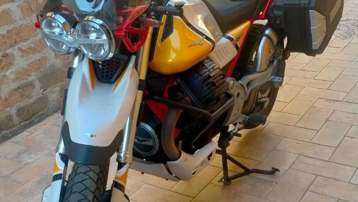 Moto Guzzi V85 TT Evocative Graphics (2019 - 20)  (3)