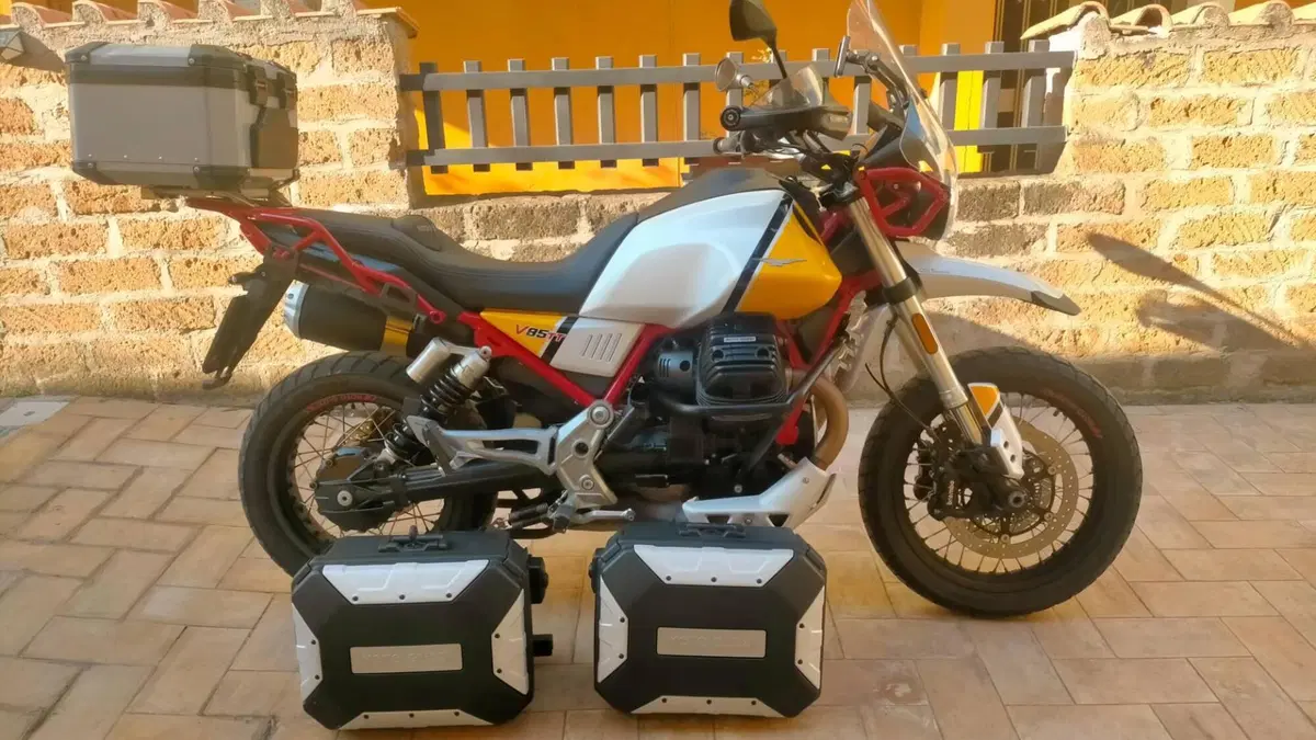 Moto Guzzi V85 TT Evocative Graphics (2019 - 20)  (4)