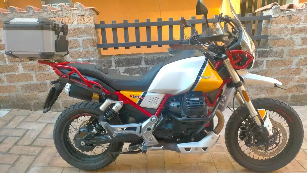 Moto Guzzi V85 TT Evocative Graphics (2019 - 20)  (5)